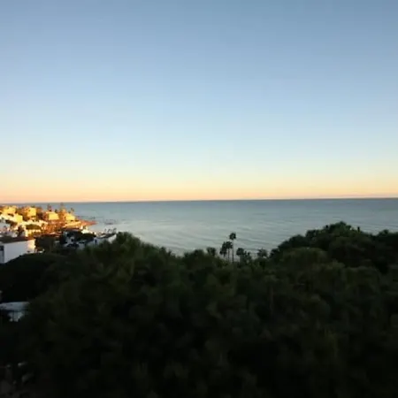 Mansion Alhamar Beachfront Apartment *